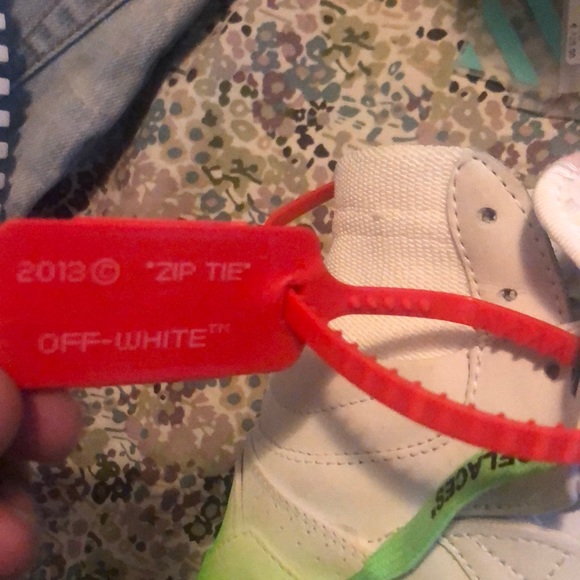 Selling off white lime green sneaker